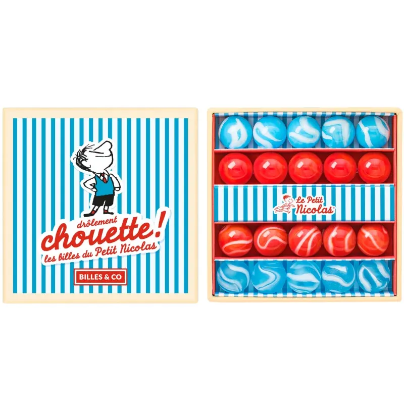Petit coffret de billes "Le Petit Nicolas" Billes & Co: boîte ouverte montrant des billes bleues et rouges décorées dans des rangées.