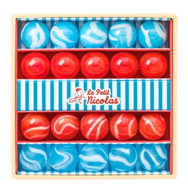 Petit coffret de billes "Le Petit Nicolas" Billes & Co : rangées de billes bleues et rouges dans une boîte décorative.