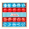 Petit coffret de billes "Le Petit Nicolas" Billes & Co : rangées de billes bleues et rouges dans une boîte décorative.