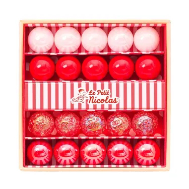 Petit coffret de billes « Louisette » Billes & Co : boîte en carton avec rangées de billes rouges et roses sur fond à rayures, logo “Le Petit Nicolas”.