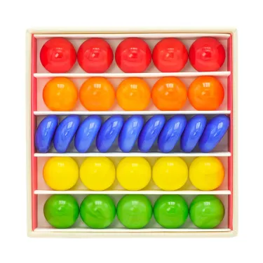 Petit coffret de billes "J'aime les billes" Billes & Co avec rangées de billes rouges, oranges, bleues, jaunes et vertes dans une boîte de rangement.