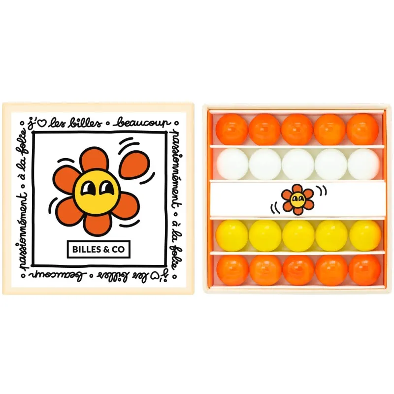 Petit coffret de billes "Fleur" Billes & Co: boîte blanche illustrée avec une fleur orange au centre et texte autour, compartiments contenant quatre rangées de billes orange, blanches et jaunes.
