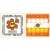Petit coffret de billes "Fleur" Billes & Co: boîte blanche illustrée avec une fleur orange au centre et texte autour, compartiments contenant quatre rangées de billes orange, blanches et jaunes.
