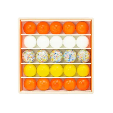 Petit coffret de billes "Fleur" Billes & Co: billes oranges, blanches, multicolores et jaunes rangées par rangées dans une boîte en carton.