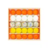 Petit coffret de billes "Fleur" Billes & Co: billes oranges, blanches, multicolores et jaunes rangées par rangées dans une boîte en carton.