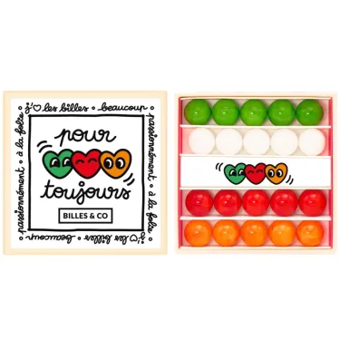Petit coffret de billes "Pour toujours" Billes & Co avec 4 rangées de billes colorées (vert, blanc, rouge, orange) et motif de trois cœurs.