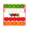 Petit coffret de billes colorées classées par rangées: vertes, blanches, rouges et oranges, avec dessin de trois cœurs au centre.