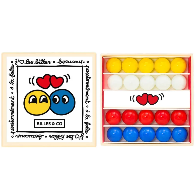 Petit coffret de billes Amour Billes & Co: écrin en carton avec cinq billes jaunes sur le dessus et rangées de billes rouges, bleues et blanches à l’intérieur.