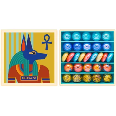 Petit coffret de billes Anubis Billes & Co, coffret ouvert montrant 5 rangées de billes colorées et motifs égyptiens sur le couvercle.