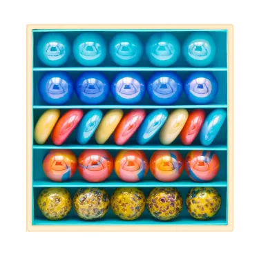 Petit coffret de billes Anubis Billes & Co : ensemble coloré de billes et boules rangées par teintes dans une boîte.