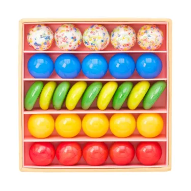 Petit coffret de billes Happy Cactus Billes & Co: rangées de billes multicolores, bleues, vertes, jaunes et rouges dans une jolie boîte en carton.