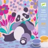 Pandasimal coloré sur fond floral avec sables colorés Djeco, boîte latérale bleue et surprises pastel. Pattes de velours.