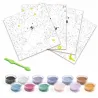 Pattes de velours – Sables colorés DJECO 8698: sets de pages à colorier loisir créatif avec petites couleurs pastel, pinceau vert et pots de sable coloré répartis.