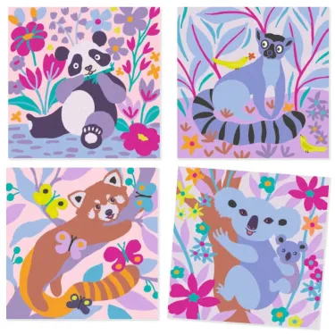 Quatre scènes d’animaux colorées en style velours: panda dans fleurs, chat sur fond violet, renardeau entouré de papillons et koala heureux parmi les fleurs. Produit: Pattes de velours - Sables colorés DJECO 8698.