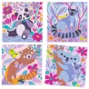 Quatre scènes d’animaux colorées en style velours: panda dans fleurs, chat sur fond violet, renardeau entouré de papillons et koala heureux parmi les fleurs. Produit: Pattes de velours - Sables colorés DJECO 8698.