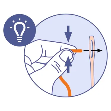 Cliché montrant comment nouer un fil orange autour d’un outil, avec gestes de mains et flèches directionnelles. Premier tissage - Les pulls des animaux DJECO 0071.