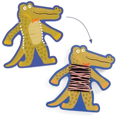 Alligator en peluche jaune avec nœud papillon, montrant couture amoureuse et motif imprimé, prêt à être enfilé avec lacet rose.