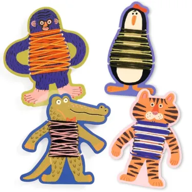 Quatre animaux en silhouettes en bois avec des fils colorés enroulés autour du torse: singe violet, pingouin, crocodile et tigre. Premier tissage - Les pulls des animaux DJECO 0071