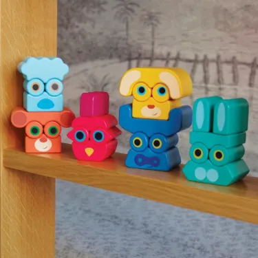 Jeu de blocs empilables en bois Ze Faces – Animaux colorés DJECO 6439, personnages amusants avec yeux et visages expressifs.
