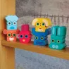 Jeu de blocs empilables en bois Ze Faces – Animaux colorés DJECO 6439, personnages amusants avec yeux et visages expressifs.