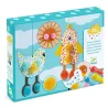 Points et pompons - Dans le ciel DJECO 0964: boîte colorée avec des oiseaux décoratifs en forme de peluches pomponnées et figures stylisées.
