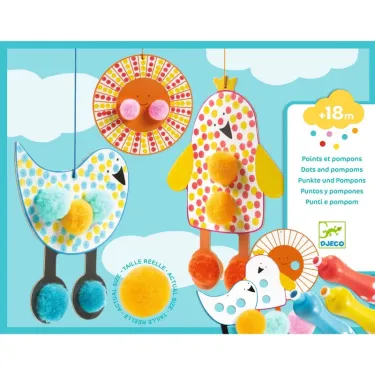 Points et pompons - Dans le ciel DJECO 0964: paysage coloré avec oiseaux en bois décoratif et pompons multicolores suspendus, motif ciel bleu.