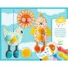 Points et pompons - Dans le ciel DJECO 0964: paysage coloré avec oiseaux en bois décoratif et pompons multicolores suspendus, motif ciel bleu.