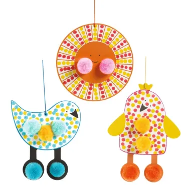 Deux oiseaux colorés en guirlande de papier, dots et pompons, motif soleil orange avec joues roses, produit Points et pompons Dans le ciel DJECO 0964
