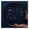 Ballon géant en forme de globe céleste 3D phosphorescent à assembler, illuminé par des connexions lumineuses sur fond bleu nuit, tenu par des mains.