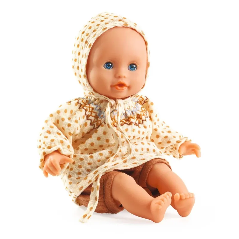 Poupée Baby Iris POMEA de Djeco 7879 : bébé doll assis, peau beige, cheveux inexistants, yeux bleus, bonnet et robe crème à pois, pantalon marron.
