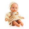 Poupée Baby Iris POMEA de Djeco 7879 : bébé doll assis, peau beige, cheveux inexistants, yeux bleus, bonnet et robe crème à pois, pantalon marron.