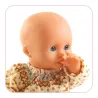 Poupée Baby Iris POMEA de Djeco 7879 : visage de bébé sans cheveux aux yeux bleus, doigt en bouche, vêtue d’un pull imprimé à pois et motif jacquard beige.