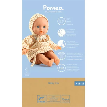 Poupée Baby Iris POMEA de Djeco 7879, tenue beige à capuche imprimée, peau racée, corps en poupée enlacée sur fond bleu.