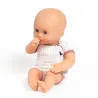 Poupée Baby Iris POMEA Djeco 7879 assise, peau nacrée, tenue rayée avec petit petit oiseau sur la poche, doigt à la bouche.