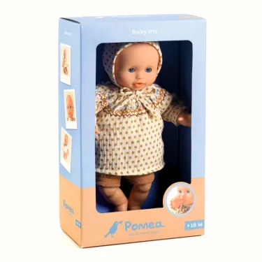 Poupée Baby Iris POMEA de Djeco 7879 dans boîte bleu et pêche, vêtue d’une robe à pois et bonnet, affichant des détails du visage.