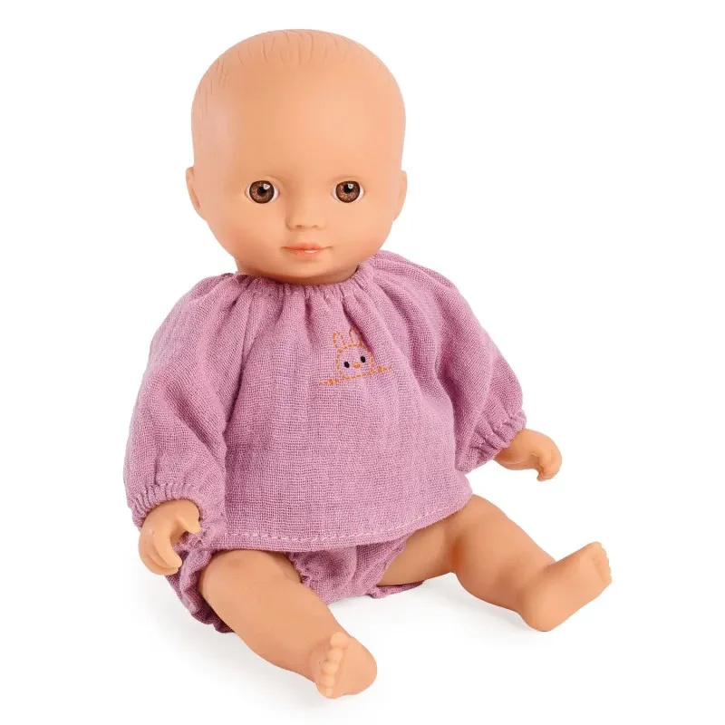 Mini Sara, poupée Djeco 7748, corps en vinyle, vêtue d’une robe/petite tenue mauve, assise, visages neutre.