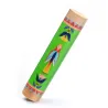 Bâton de pluie en bois DJECO 6043, petit modèle vert avec motif coloré d’oiseaux et décor ethnique aux extrémités, posé en diagonale.