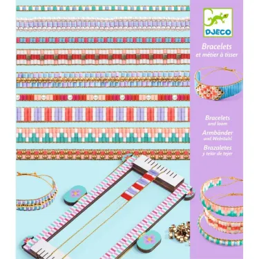 Bracelets et métier à tisser Majuscules DJECO 0033: modèles colorés de bracelets à tisser, perles et fils sur fond bleu.
