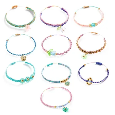 Bracelets en macramé bleus DJECO 0036, ensemble coloré de bracelets à nœuds macramé avec perles et charms variés.
