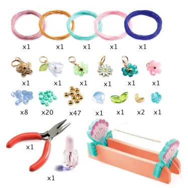 Bracelets en macramé bleus DJECO 0036 avec perles et charms colorés, outils et accessoires inclus (pinces, vernis, support).