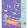 Bracelets en macramé bleus DJECO 0036, perles et charms colorés sur fond violet.