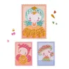 Trois mosaïques Tinyly DJECO 6983 Stella & Co représentant des personnages mignons: une fille en jaune-orange, une autre en rose et une troisième en manteau bleu, avec des bordures décoratives.
