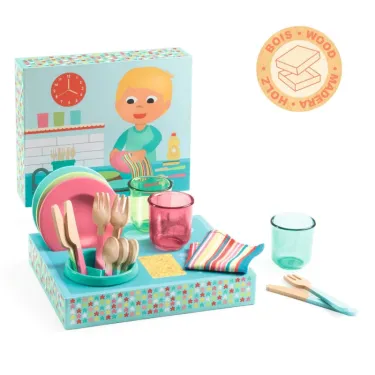 Set vaisselle jouet dinette DJECO 5522: vaisselle colorée, assiettes, verres et couverts en bois, présentés sur un petit buffet bleu avec boîte illustrée en arrière-plan.