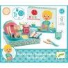 Set vaisselle jouet dinette DJECO 5522: vaisselle colorée et accessoires en bois, boîte décorative, sets et gobelets, accessible dès 3 ans.