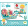 Set vaisselle jouet dinette DJECO 5522 avec assiettes, verres colorés et couverts en bois, dans boîte illustrée.