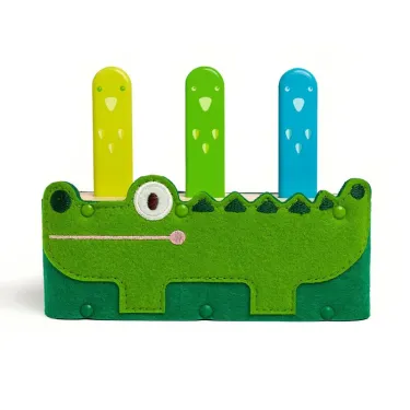 Crocodile en feutrine vert avec trois trombones colorés jaunes, verts et bleus, jouet SoftiPop DJECO 6491.
