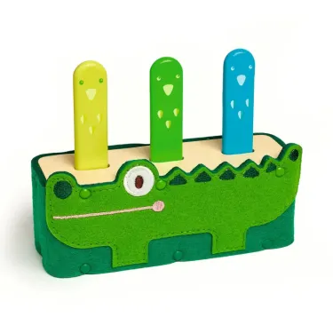 Gros plan sur un organiseur en feutrine vert en forme de crocodile, avec trois personnages stylisés jaune, vert et bleu.