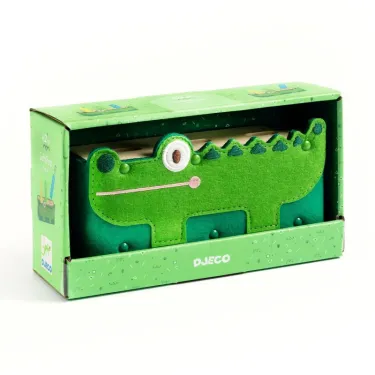 SoftiPop DJECO 6491, crocodile en feutrine verte en emballage cadeau vert, stylo et yeux zonés, prêt à offrir.