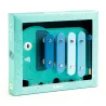 SoftiXylo Xylophone DJECO 6493 en coffret turquoise, bois et clés bleues, vue diagonale avec touches montées et boîte décorative.