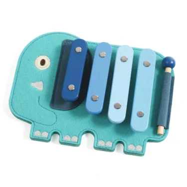 Xylophone pour enfant SoftiXylo DJECO 6493 en forme d’éléphant turquoise avec quatre lames bleutées et maillet accroché.